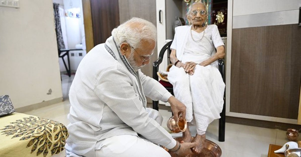 মায়ের শততম জন্মদিনে পা ধুইয়ে আশীর্বাদ নিলেন মোদি