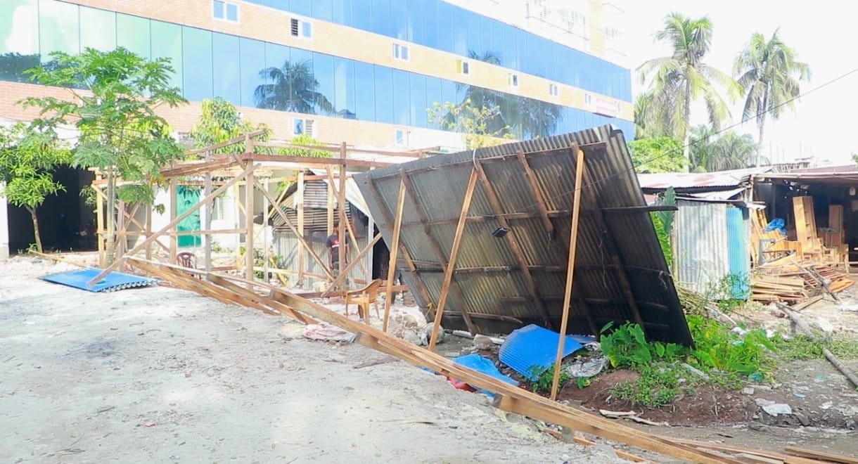 নোয়াখালীর চাটখিলে একদিকে চলছে উচ্ছেদ, অন্যদিকে সরকারি জায়গা দখল