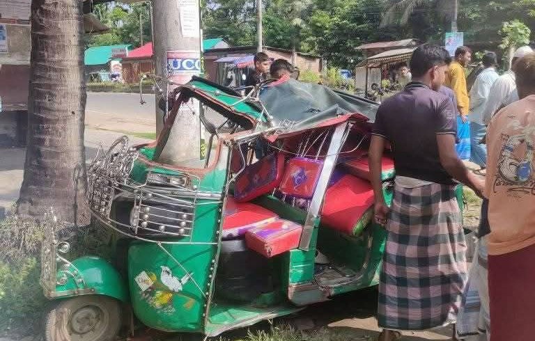 নোয়াখালীতে সিএনজি নিয়ন্ত্রণ হারিয়ে আইল্যান্ডে ধাক্কা, শিশু নিহত