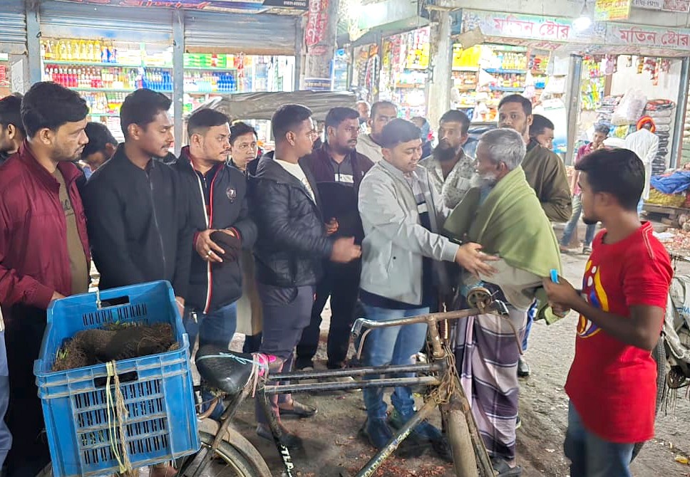 শীতার্তদের গায়ে কম্বল জড়িয়ে খালেদা জিয়ার জন্য দোয়া প্রার্থনা