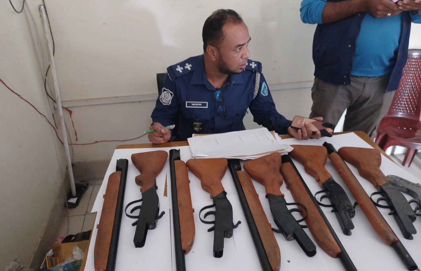 কবরস্থানে বস্তাবন্দি ব্যাগে মিলল বন্দুক-পাইপগান