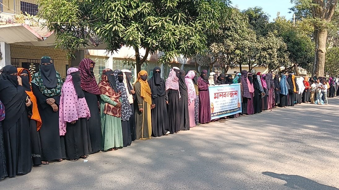 বেগমগঞ্জে বলি হত্যা মামলা প্রত্যাহারের দাবিতে গ্রামবাসীর মানববন্ধন