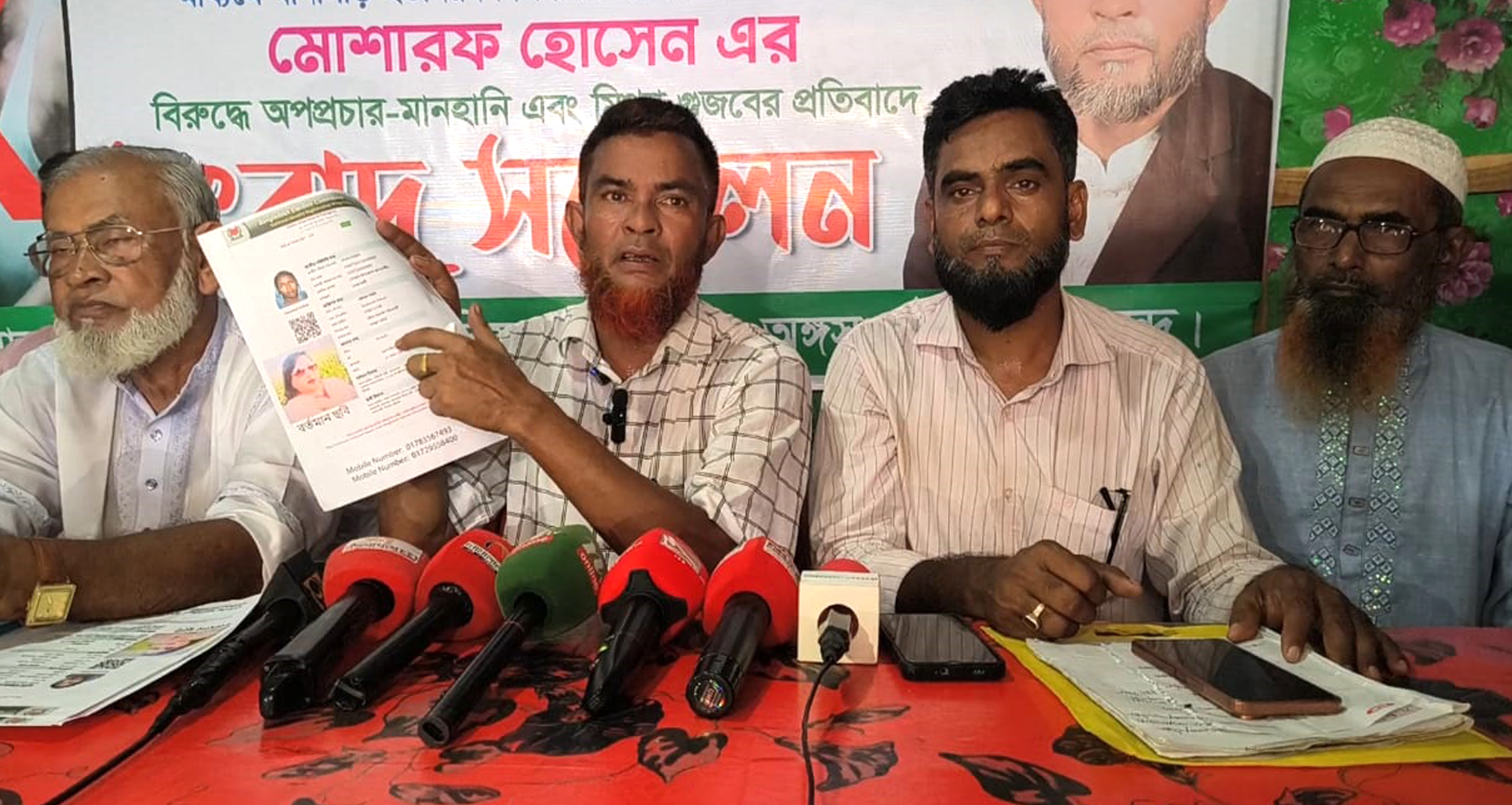 যুব মহিলা লীগ নেত্রীর হানিট্র্যাপের শিকার বিএনপি নেতা, ভিডিও ধারণ করে ব্ল্যাকমেইল