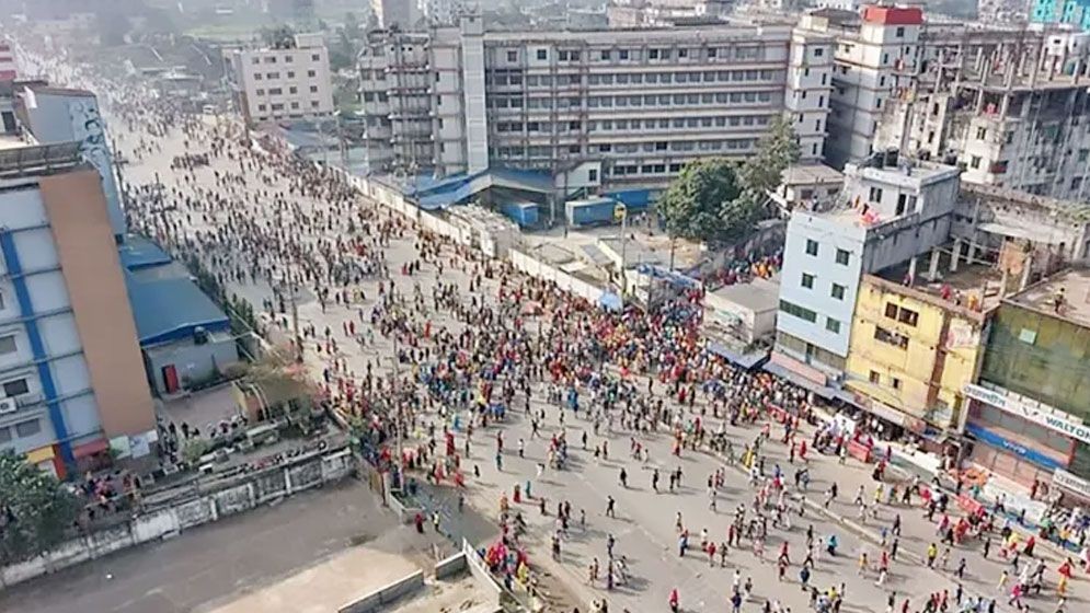 সিটি করপোরেশনের গাড়িচাপায় পোশাক শ্রমিক নিহত, মহাসড়ক অবরোধ