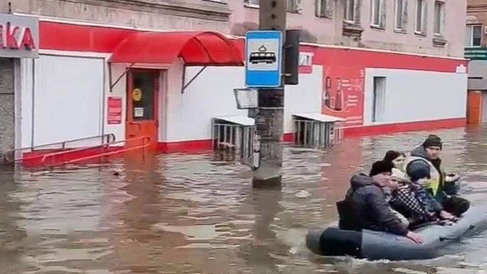 বরফগলা পানিতে বাঁধ ভেঙে রাশিয়ায় ভয়াবহ বন্যা