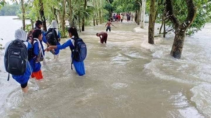 ভারি বর্ষণে তলিয়ে গেছে নোয়াখালী, পানিবন্দি লাখ লাখ মানুষ