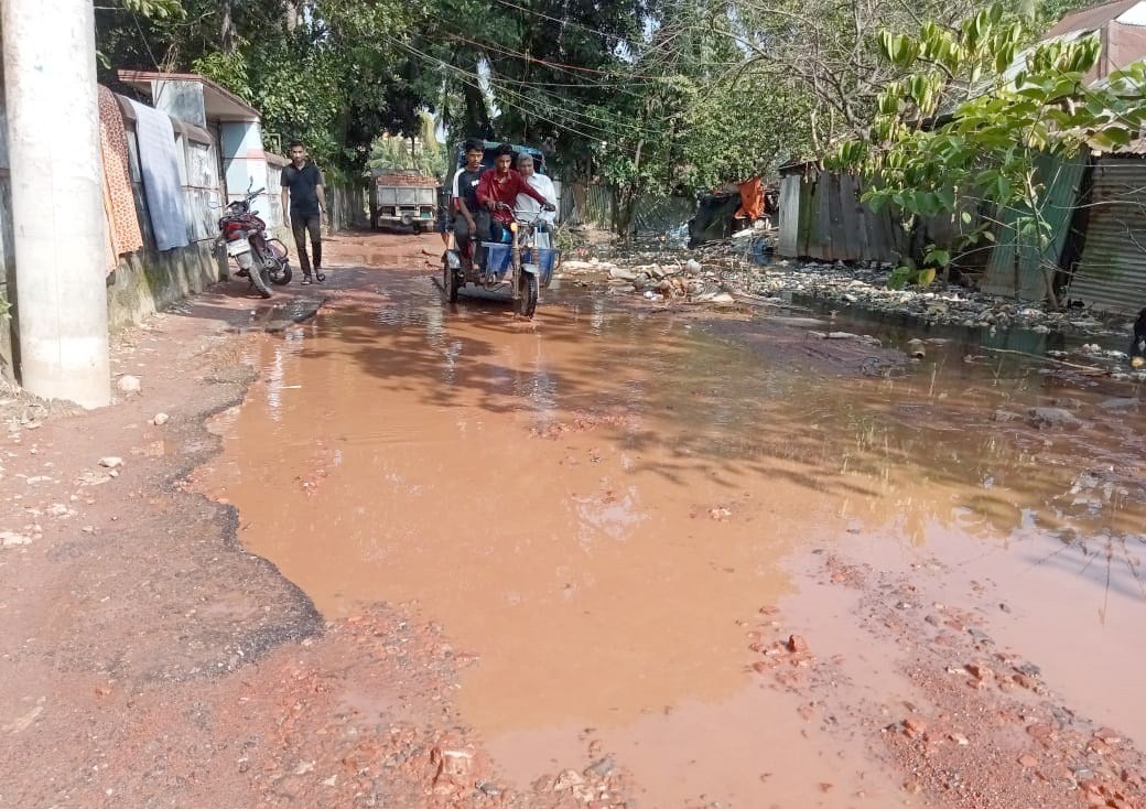 খানাখন্দে আক্রান্ত হাসপাতাল সড়ক, সেবাপ্রার্থী রোগীদের দুর্ভোগ