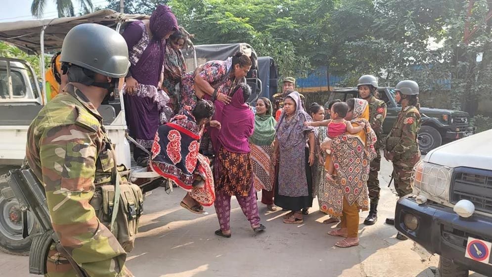 যৌথ বাহিনীর অভিযানে ৭২ নারী-পুরুষ আটক