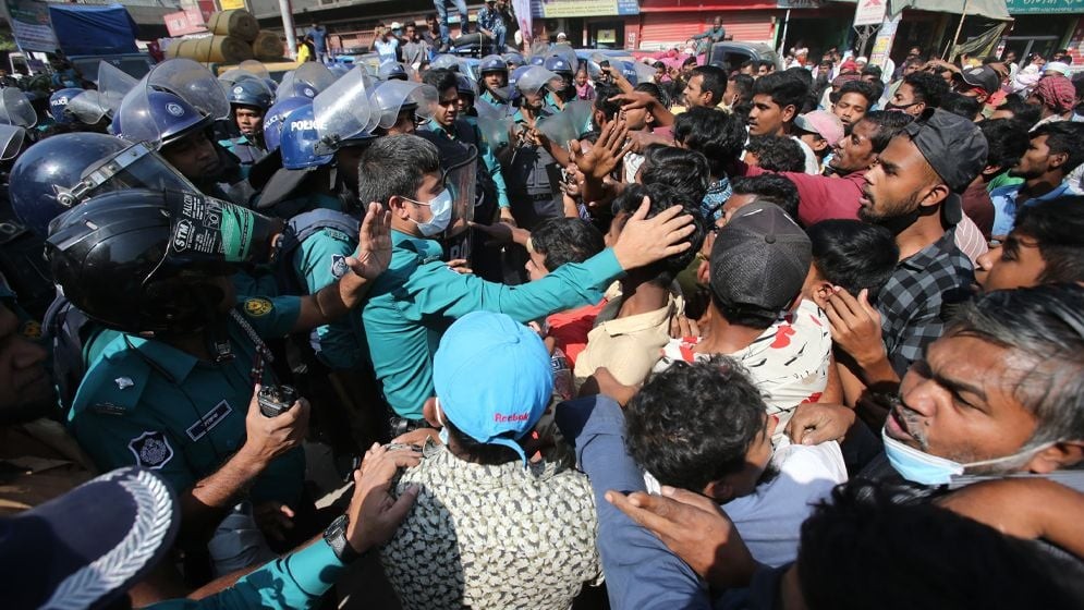 ব্যাটারিচালিত রিকশাচালকদের সড়ক অবরোধ-সংঘর্ষ, দুই পুলিশ আহত