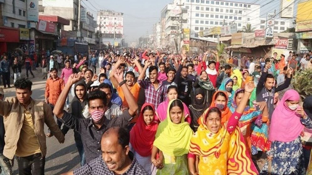 গাজীপুরে কারখানা খুলে দেয়ার দাবিতে শ্রমিকদের বিক্ষোভ