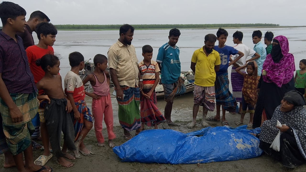 মেঘনায় নোঙর করা ট্রলারে বাল্কহেডের ধাক্কা : নিহত ২
