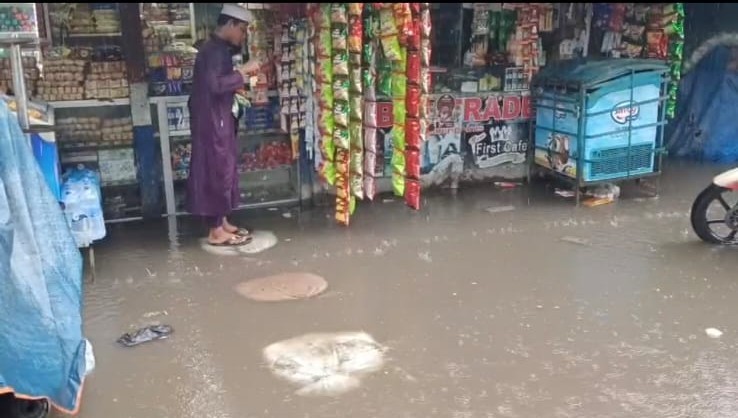 নোয়াখালী শহর ডুবল ৩ ঘন্টার বৃষ্টিতে, দেখা দিয়েছে দুর্ভোগ