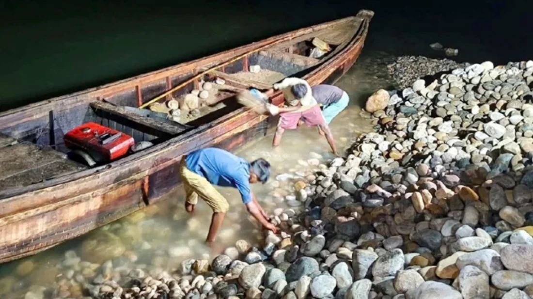 সাদা পাথর লুটকারীদের বিরুদ্ধে ব্যবস্থা নিতে হাইকোর্টে রিট