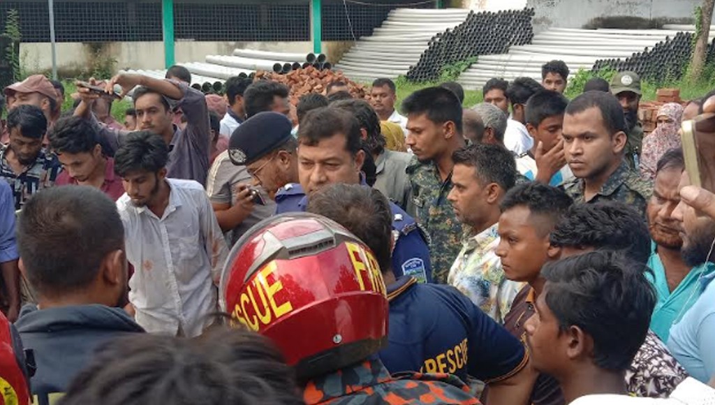 নেত্রকোনায় বিএডিসি ভবনের ছাদ ধসে ৩ শ্রমিকের মৃত্যু