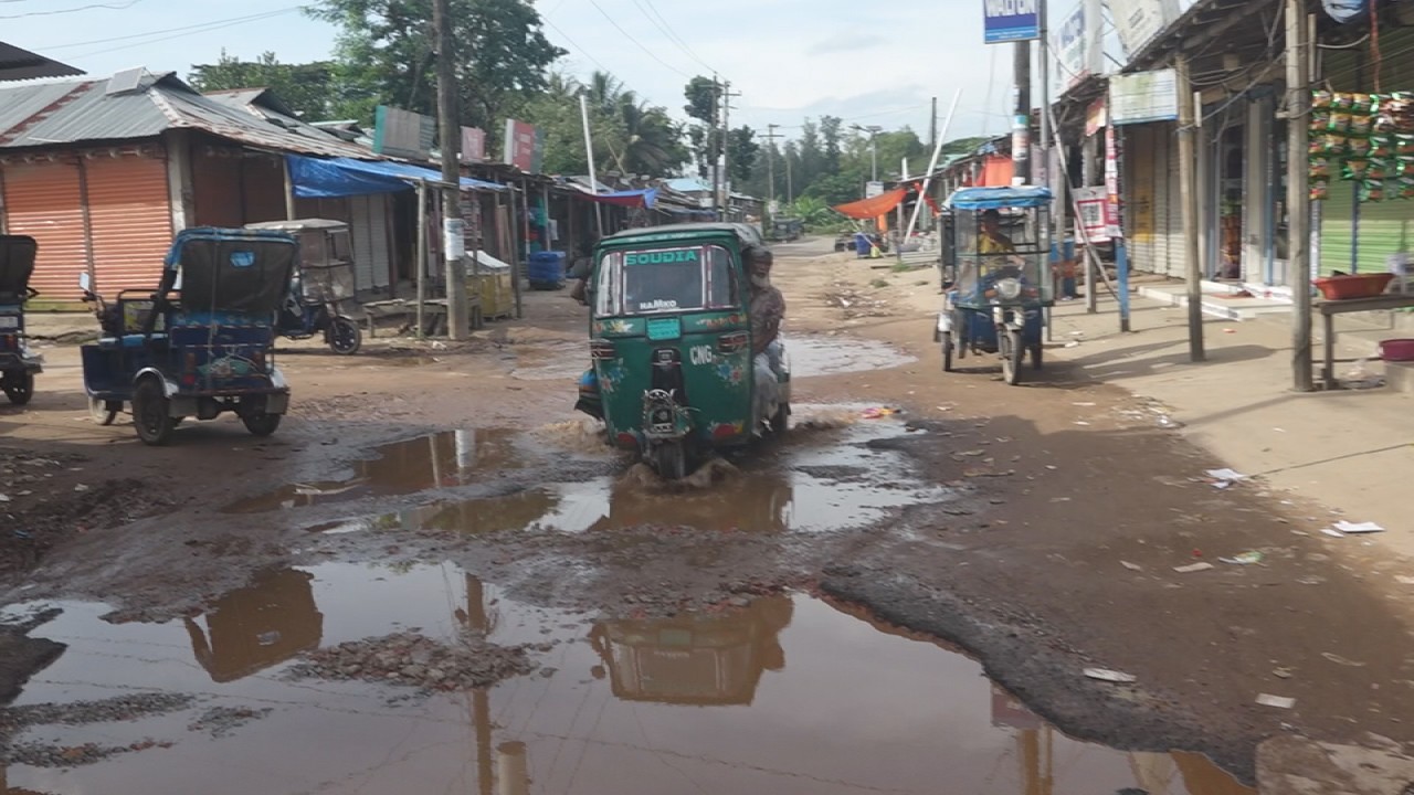 নোয়াখালীতে খানাখন্দে ভরা সড়কে জনদুর্ভোগ চরমে, বাড়ছে দুর্ঘটনার ঝুঁকি