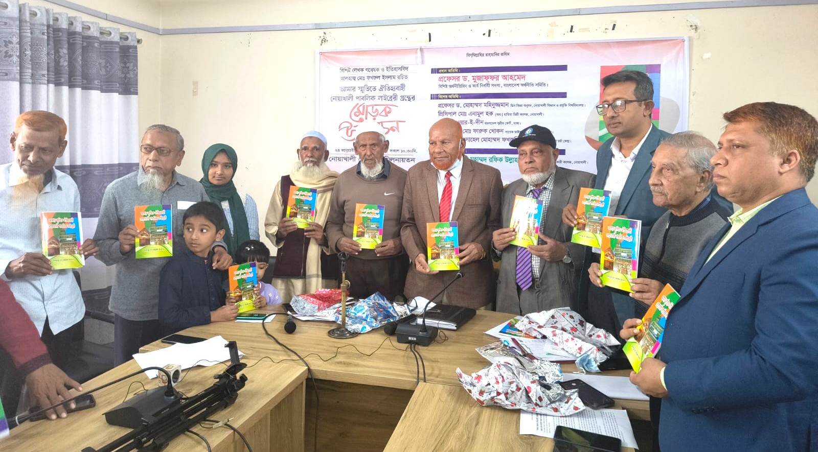 নোয়াখালী পাবলিক লাইব্রেরী ভবনে বাণিজ্যিক প্রতিষ্ঠানের চুক্তি বাতিলের দাবি