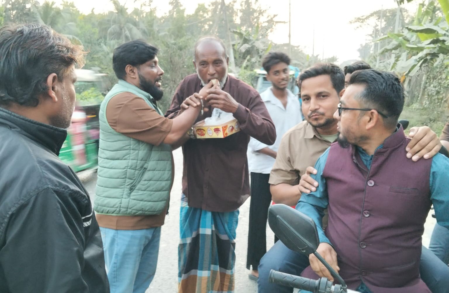 নোয়াখালী সদরে ধানের শীষের বিজয়ে বাড়ি-বাড়ি গিয়ে মিষ্টি বিতরণ