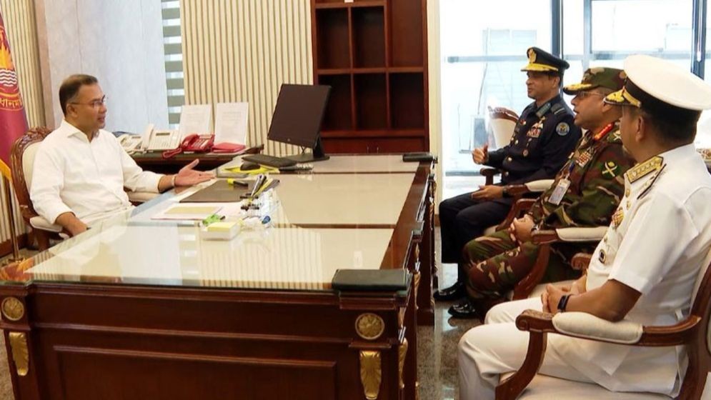 প্রধানমন্ত্রীর সঙ্গে সাক্ষাৎ করেছেন তিন বাহিনীর প্রধানরা