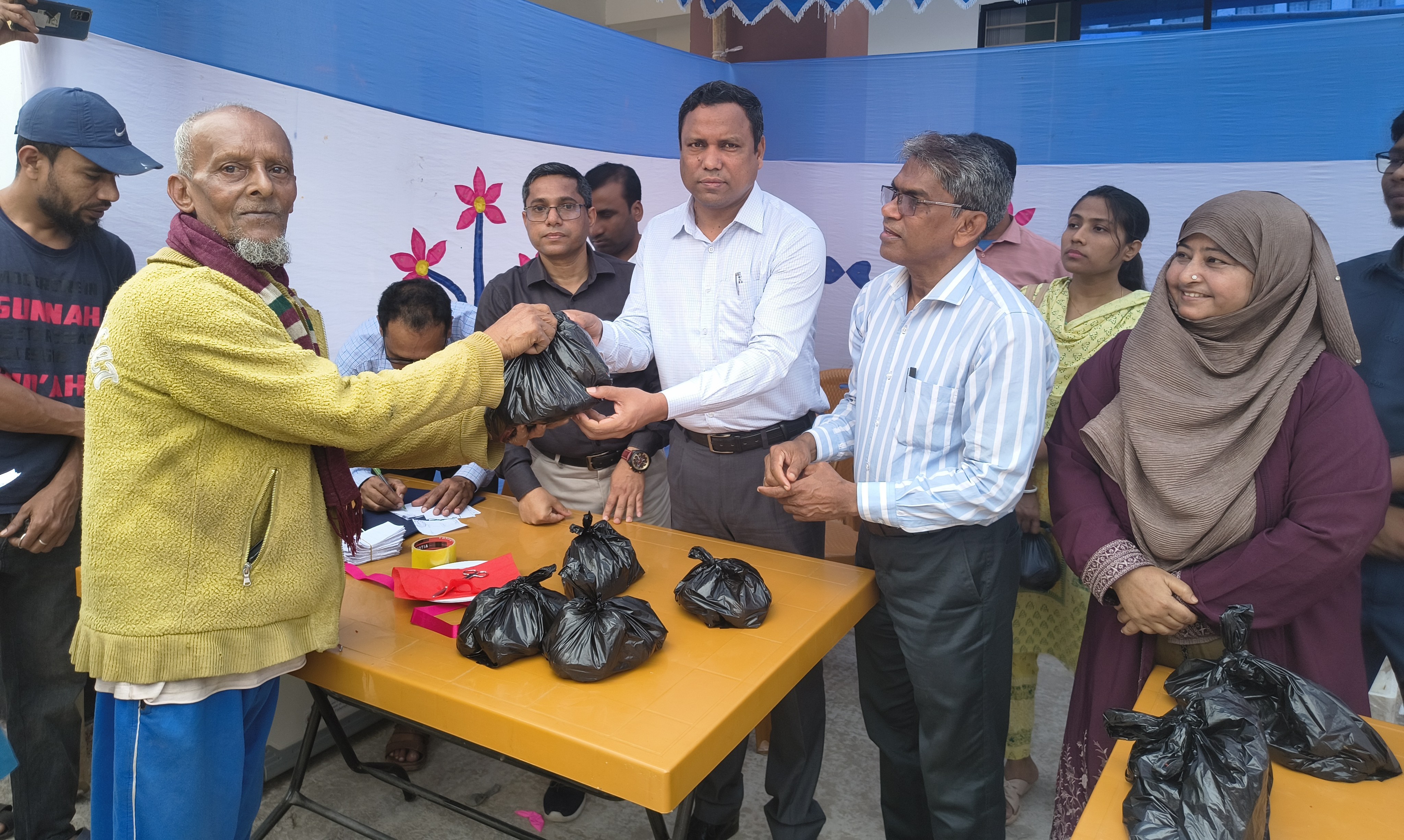 নোয়াখালীতে স্বল্পমূল্যে দুধ, ডিম ও গরুর মাংস বিক্রি শুরু