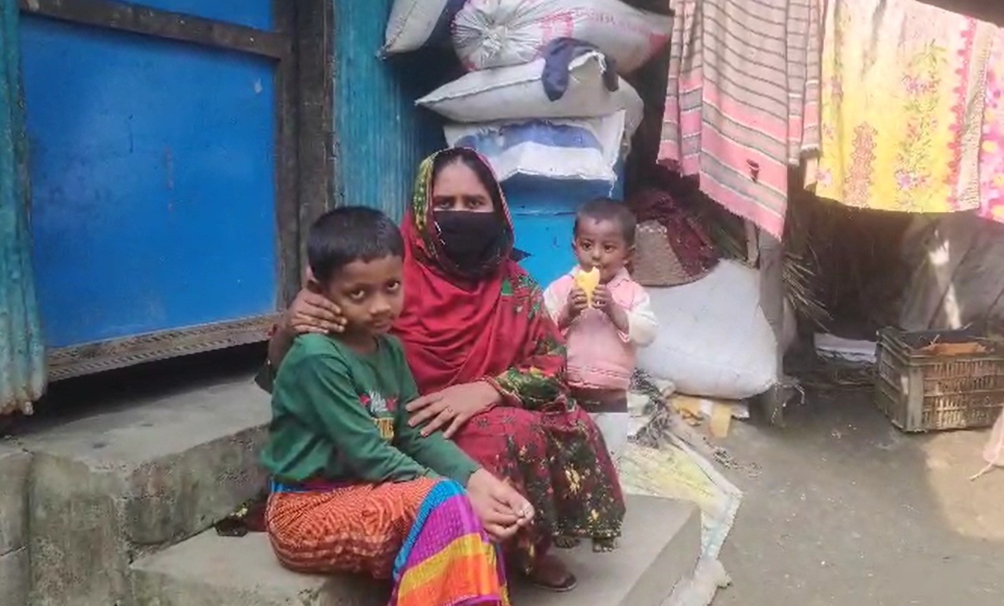 স্বামী-শ্বশুরের বিরুদ্ধে মামলা করায় গৃহবধূকে প্রাণনাশের হুমকি