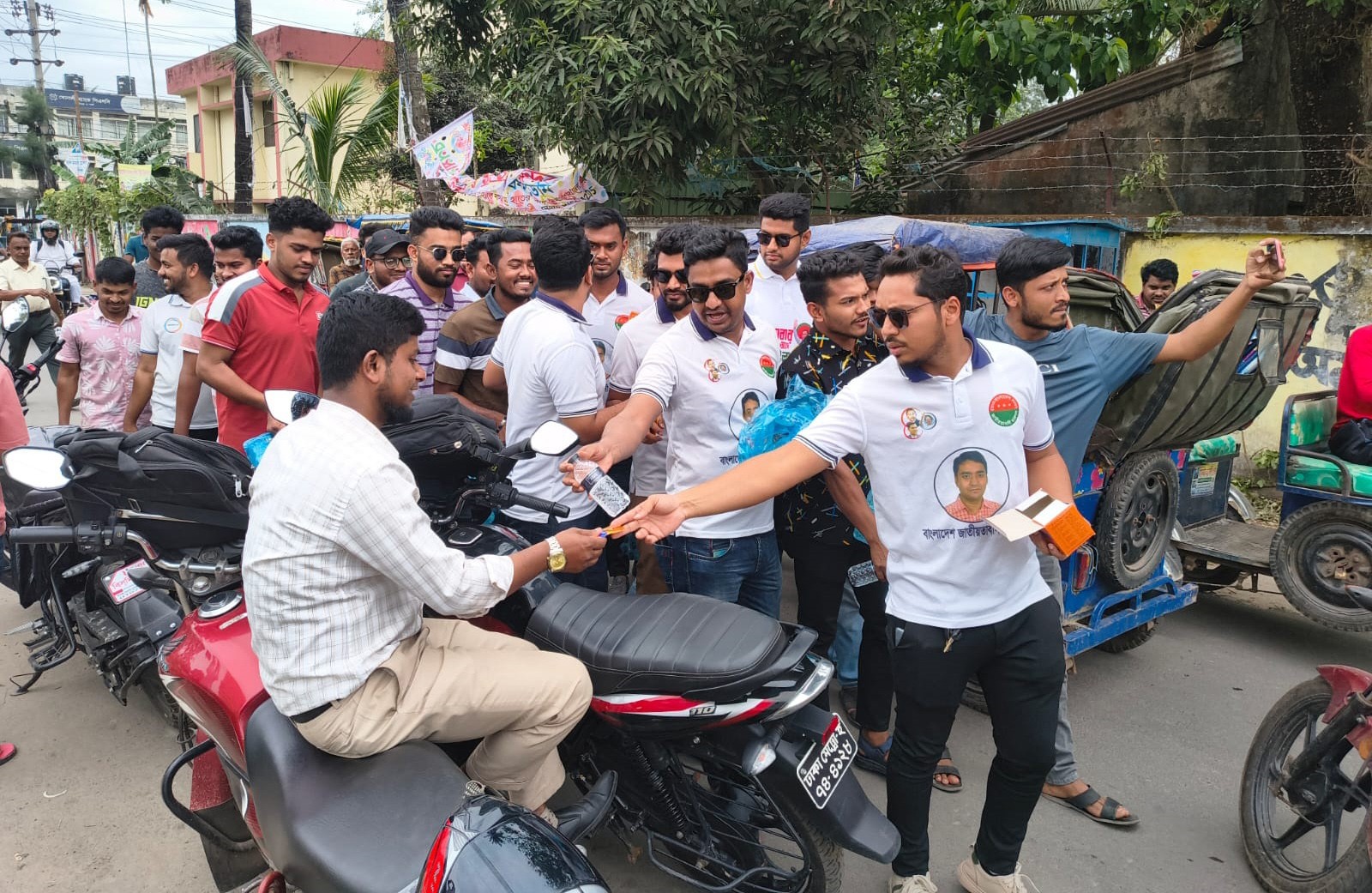 নোয়াখালীতে জ্বালানি সংকট, চালকদের পানি-স্যালাইন দিল ছাত্রদল