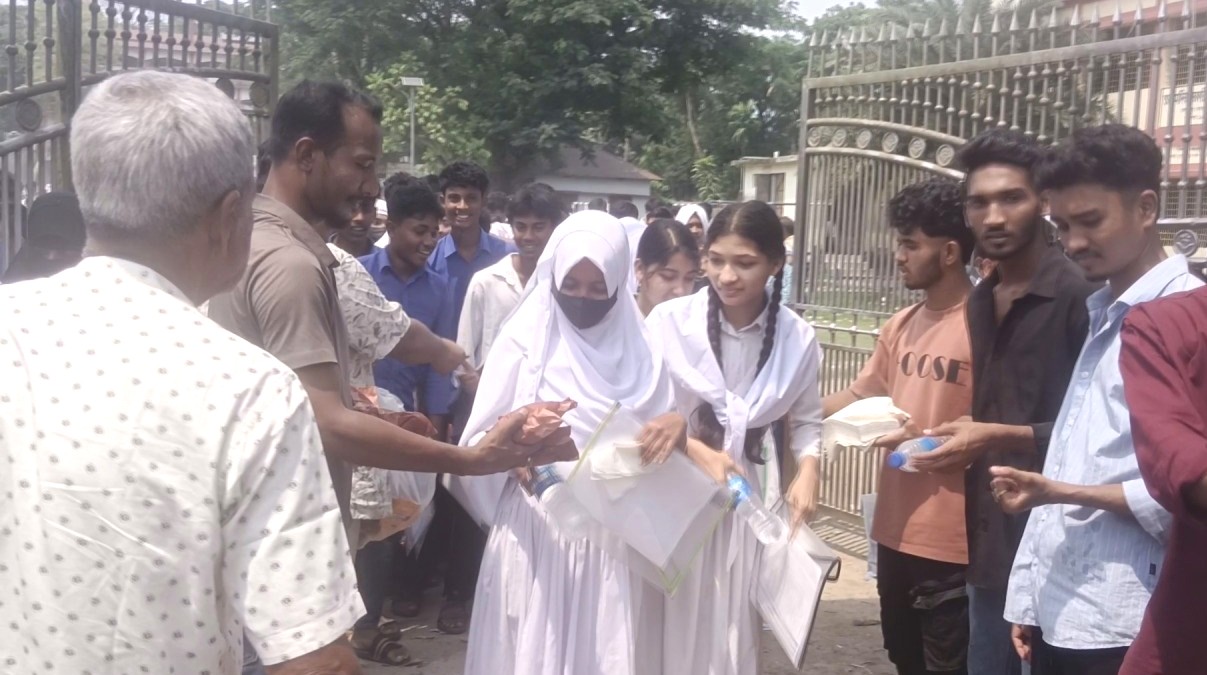 নোয়াখালীতে এসএসসি পরীক্ষার্থী ও অভিভাবকদের মাঝে পানি-স্যালাইন ও খাবার বিতরণ