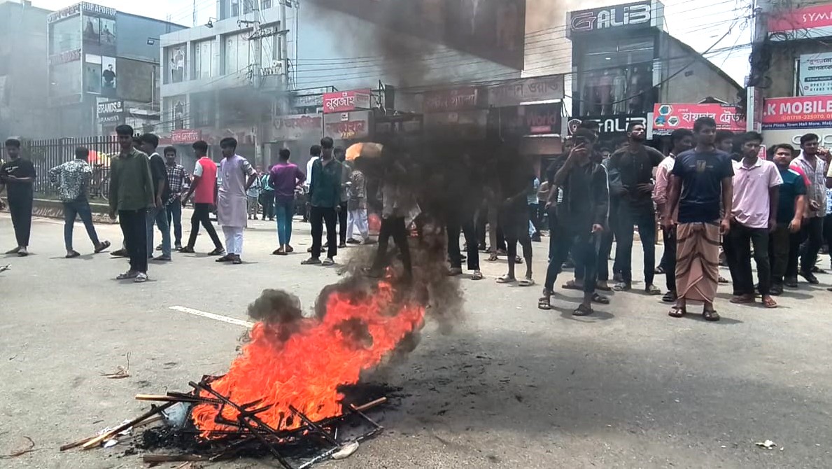 পদবঞ্চিত ছাত্রদল নেতাকর্মীদের বিক্ষোভ: সড়ক অবরোধ, ১০ নেতার পদত্যাগ