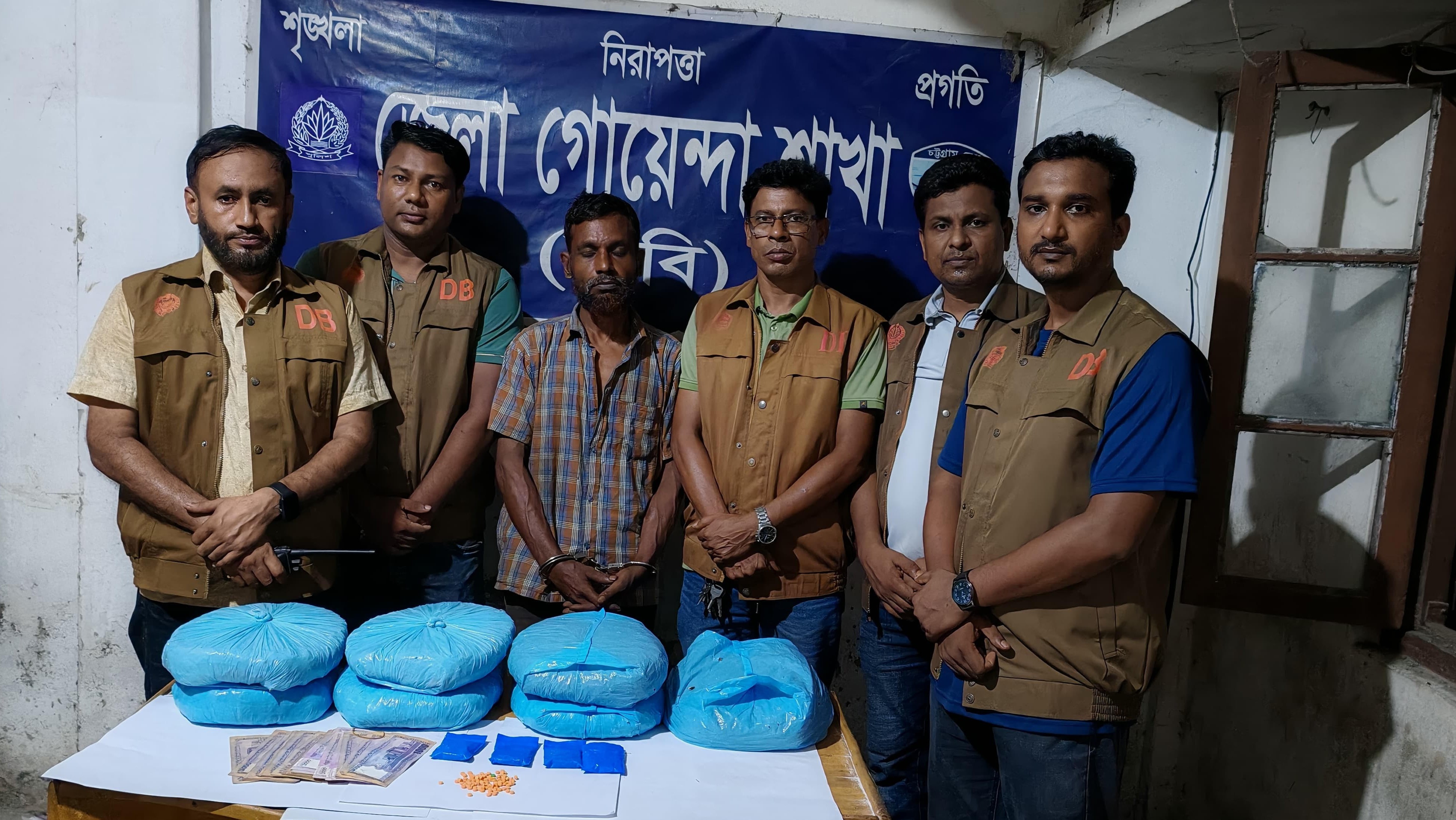 নোয়াখালীতে বিপুল পরিমাণ ইয়াবা ও গাঁজা'সহ মাদক কারবারি গ্রেপ্তার