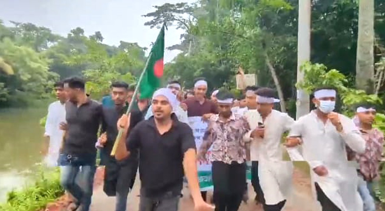 নোয়াখালীতে কাফনের কাপড় পরে নিষিদ্ধ ছাত্রলীগের শপথ ও বিক্ষোভ