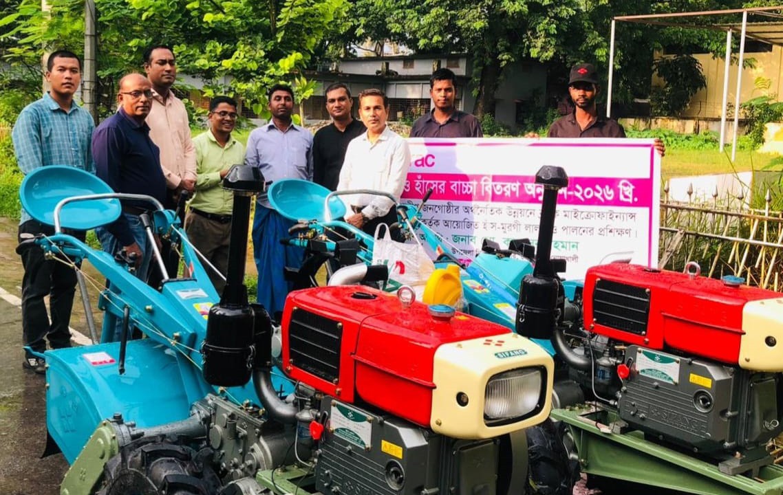 বেগমগঞ্জে ব্র্যাকের উদ্যোগে হাসের বাচ্চা ও পাওয়ার টিলার বিতরণ