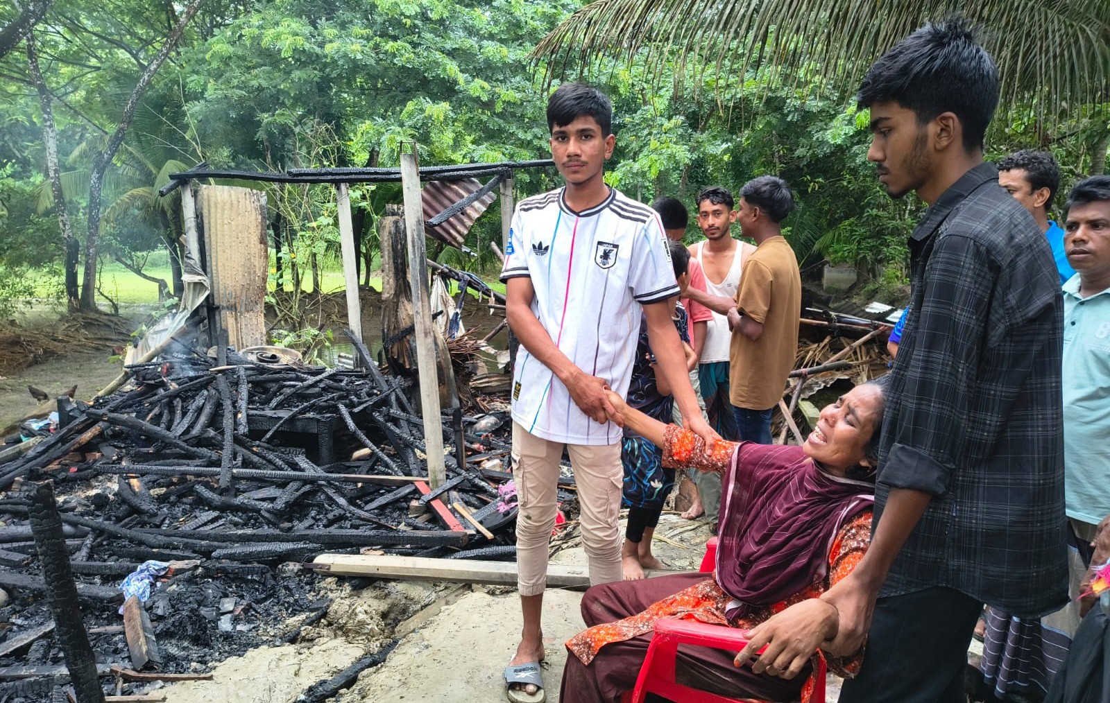 বিয়েতে ব্যর্থ হয়ে মামাতো বোনের স্বামীর বসতঘরে আগুন