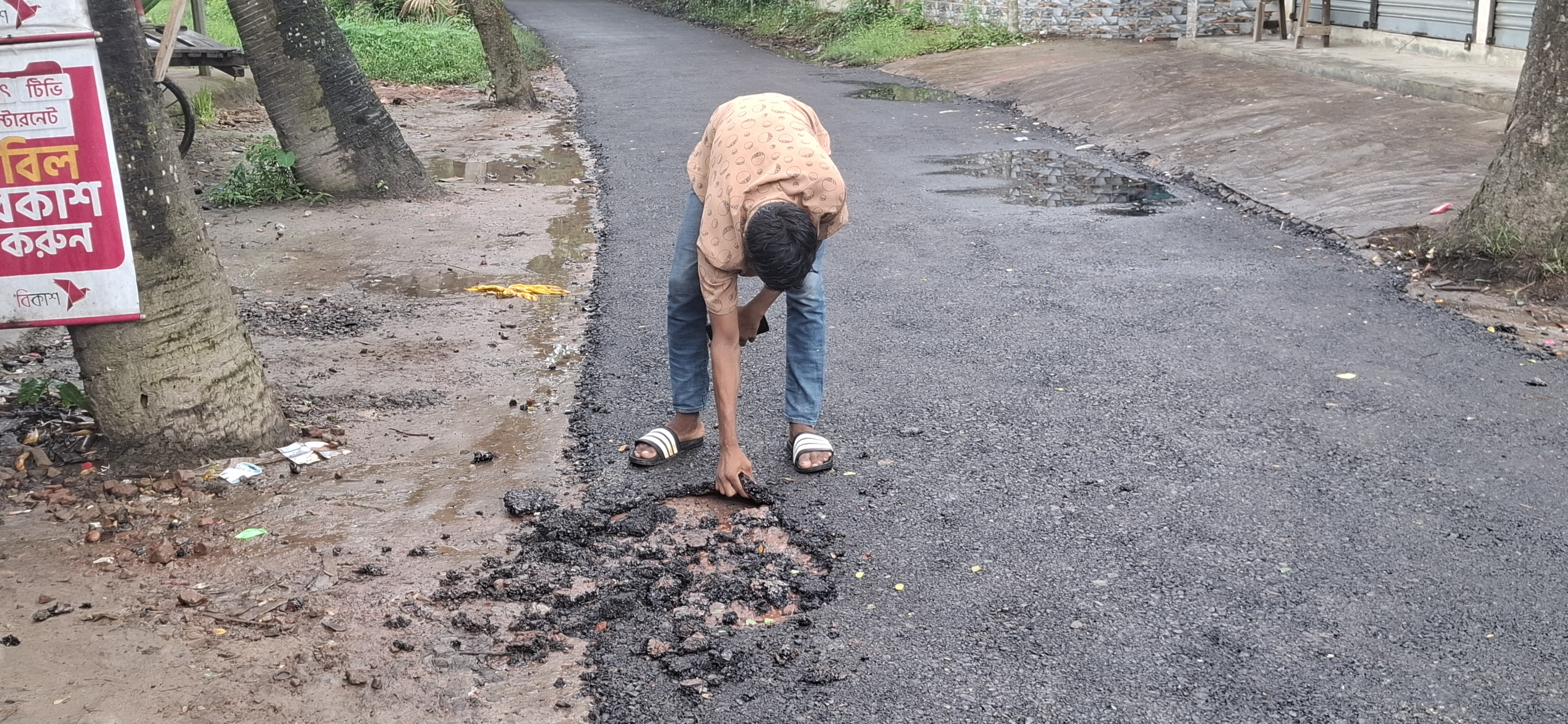 নোয়াখালীতে সড়ক সংস্কারে অনিয়ম, হাতের ছোঁয়ায় উঠে যাচ্ছে কার্পেটিং