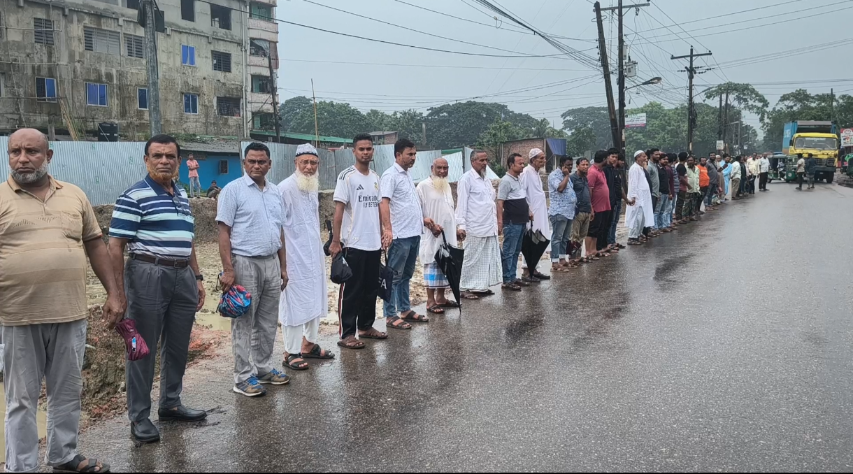 সড়কের কাজ শেষ না হতেই সরকারি জায়গা দখলের অভিযোগ, প্রতিবাদে মানববন্ধন