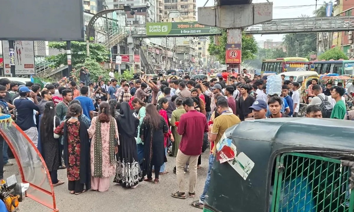 শিক্ষামন্ত্রীর পদত্যাগ দাবিতে সায়েন্সল্যাব মোড় অবরোধ
