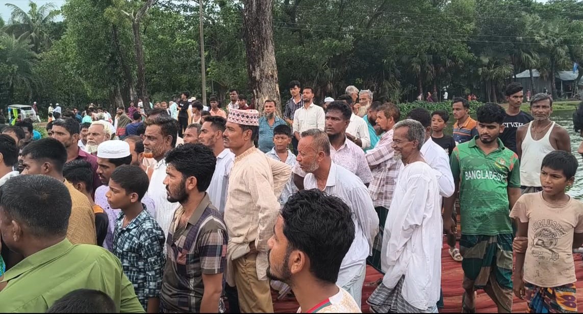 সুবর্ণচরে মৎস্য প্রজেক্ট দখল করে মাছ লুট, মানববন্ধনে বাধা ও হামলার চেষ্টা