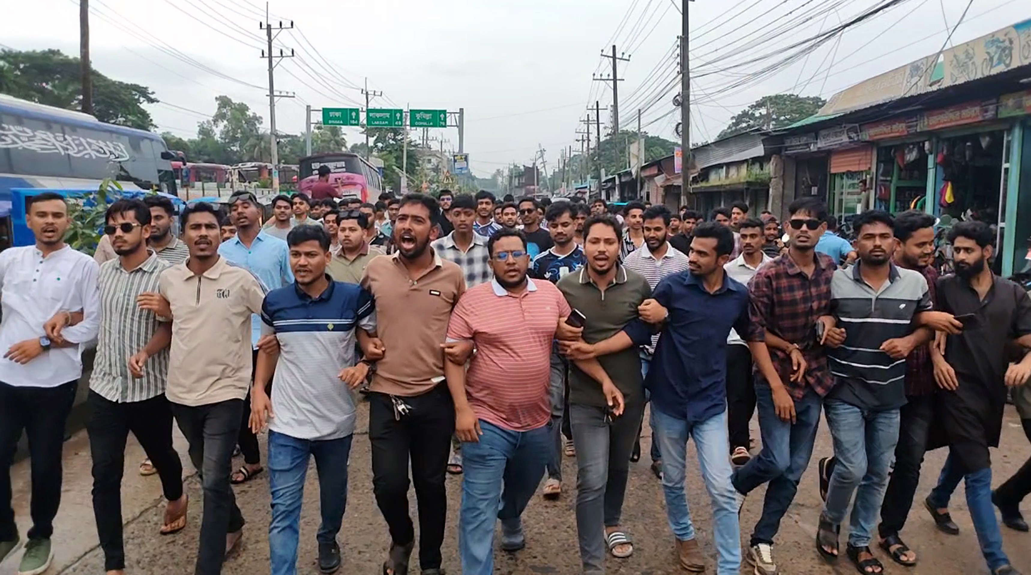 শিবিরের মব সন্ত্রাস ও নৈরাজ্যের প্রতিবাদে নোয়াখালীতে ছাত্রদলের বিক্ষোভ