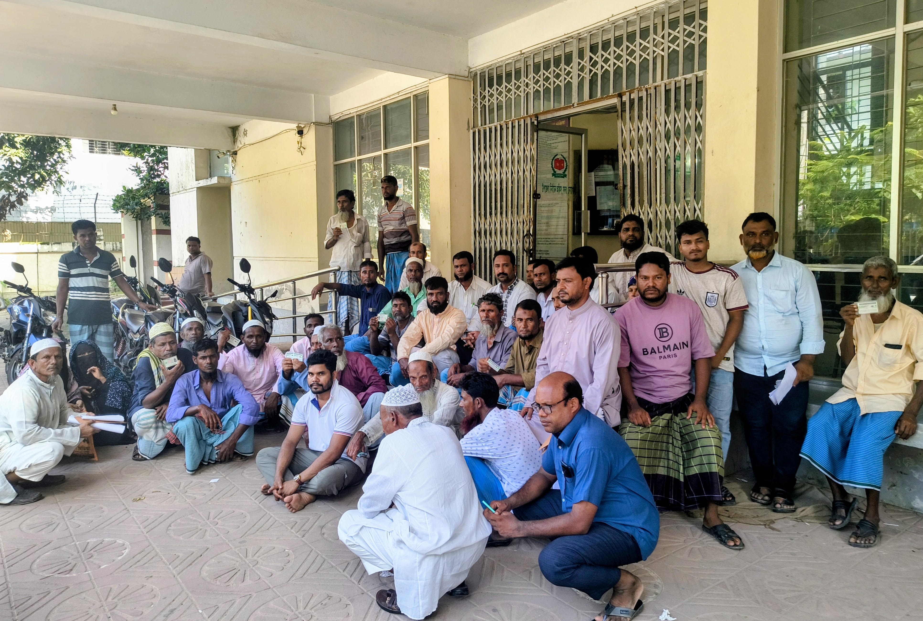 নোয়াখালীতে ভোটকেন্দ্র স্থানান্তরের প্রতিবাদে নির্বাচন অফিসে অবস্থান কর্মসূচি