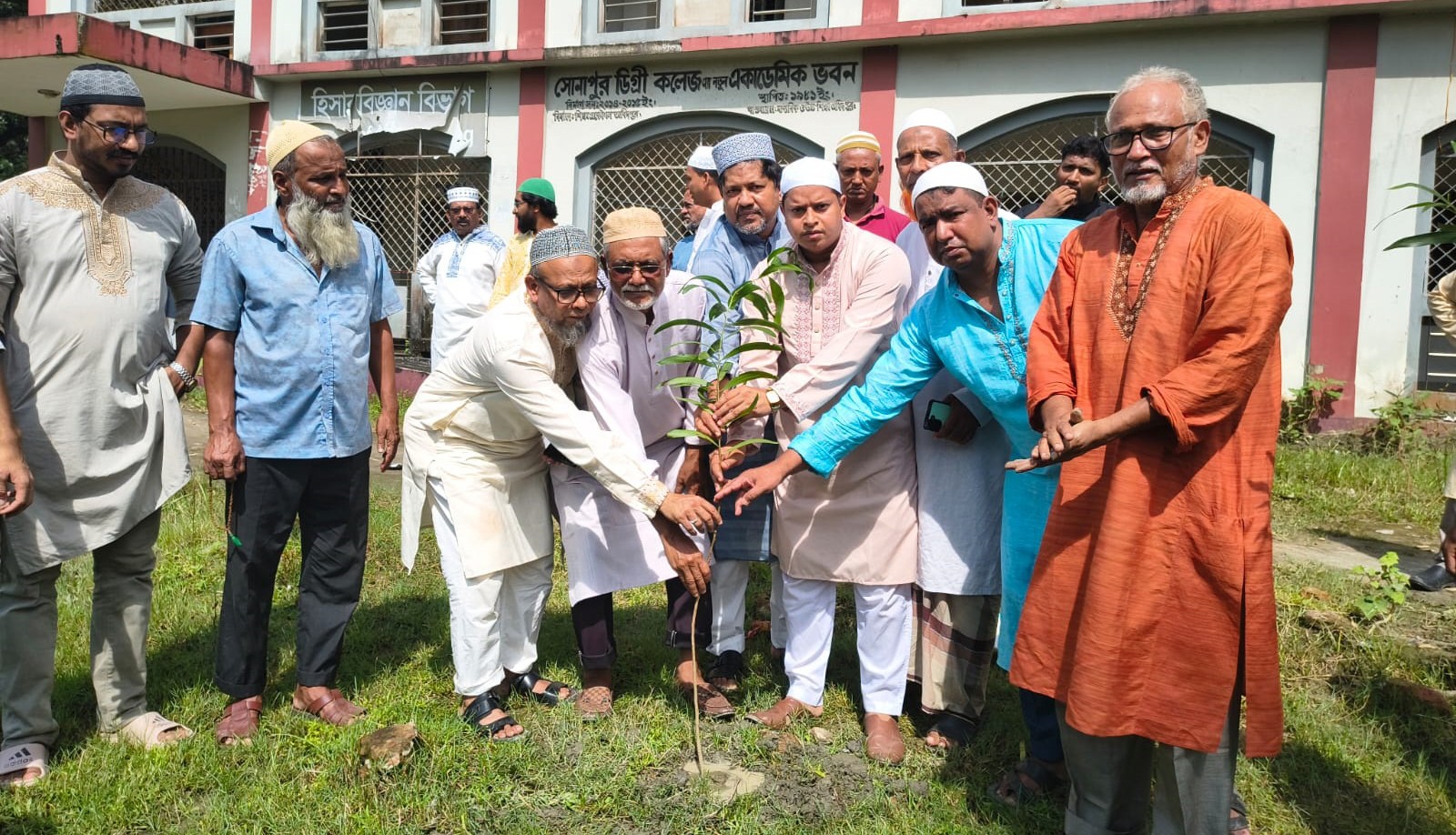 নোয়াখালীতে কলেজ ক্যাম্পাসে জুমার মসজিদ উদ্বোধন ও বৃক্ষরোপণ
