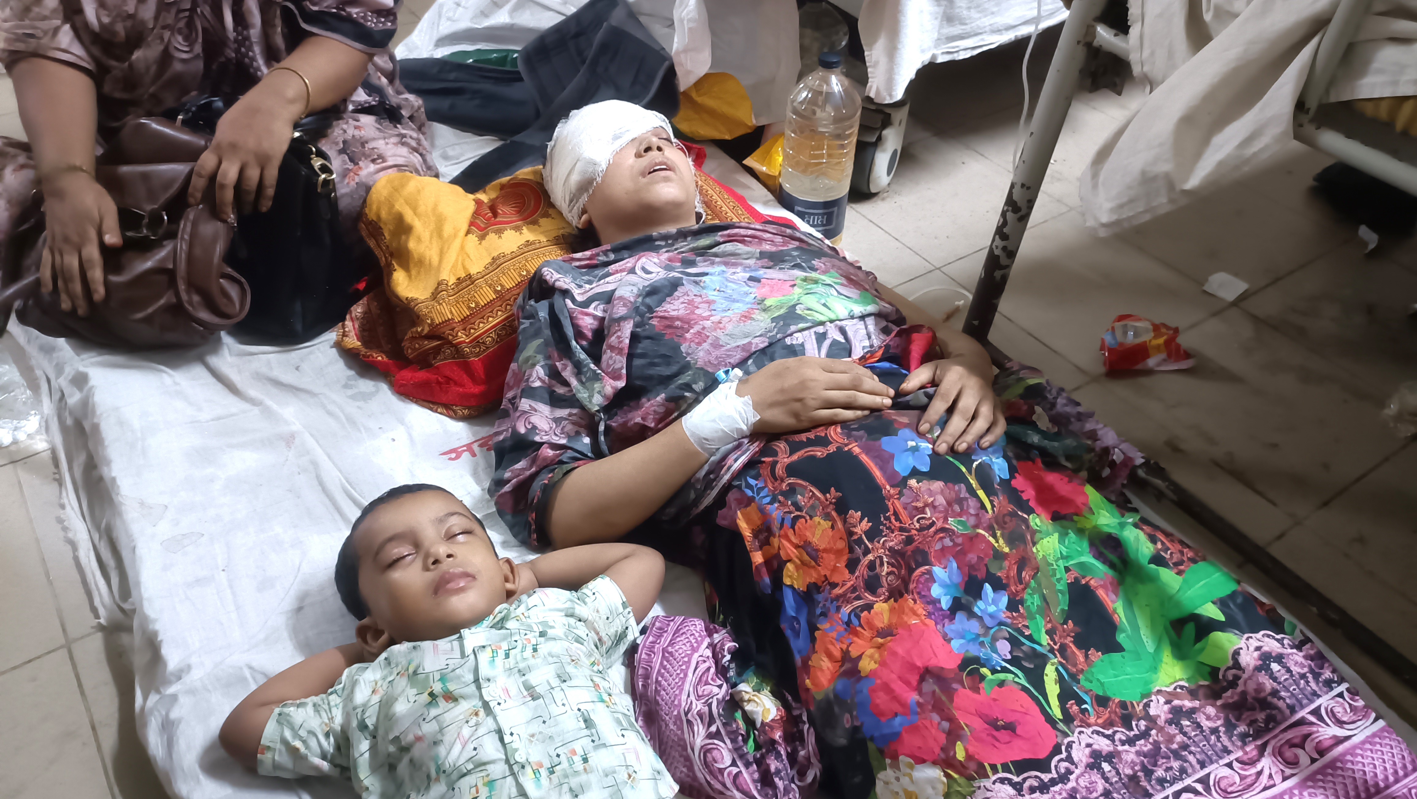 নোয়াখালীতে নারীর চোখ উপড়ে ফেলার অভিযোগ, দুই সন্তানসহ আহত ৫