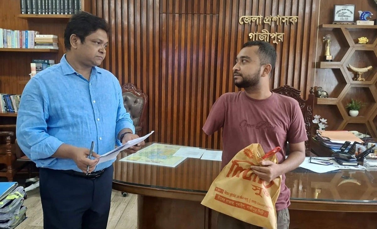 মানুষের দুঃখ-দুর্দশা শুনছেন গাজীপুরের ডিসি, মিলছে তাৎক্ষণিক সহায়তা