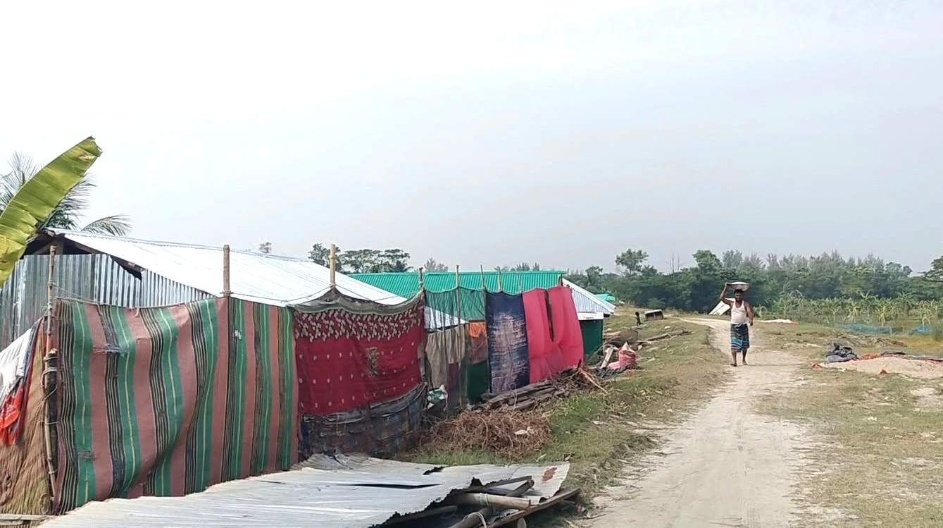 হাতিয়ায় বিএনপির প্রভাবে বেড়িবাঁধের জমি দখল করে বসতি বাণিজ্যে!